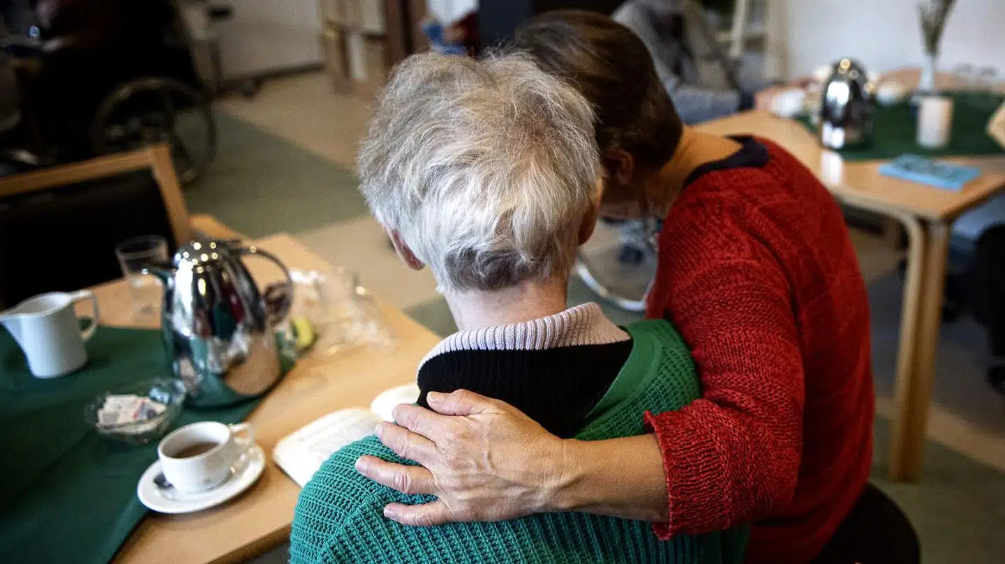 »Jeg vil gerne have mig frabedt at blive betegnet som en velmenende amatør. Jeg er datter. Derfor hjalp jeg først min far og nu min mor, så godt som jeg kan. Jeg sætter såmænd også gerne en vask over, uden at der går skår af mig,« skriver Mette Bock.
