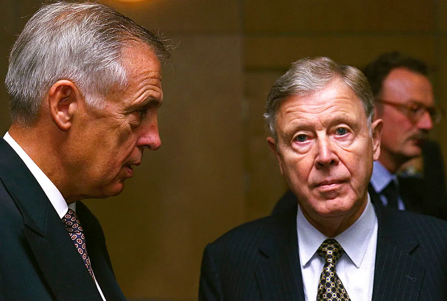 Arkivfoto. Tage Andersen (til højre) er »godfather« for de ordførende direktører i Danske Bank. Lagde linjen, stilen og kulturen fra 1980 til 1990. Her sammen med sin tro væbner og efterfølger, Knud Sørensen.