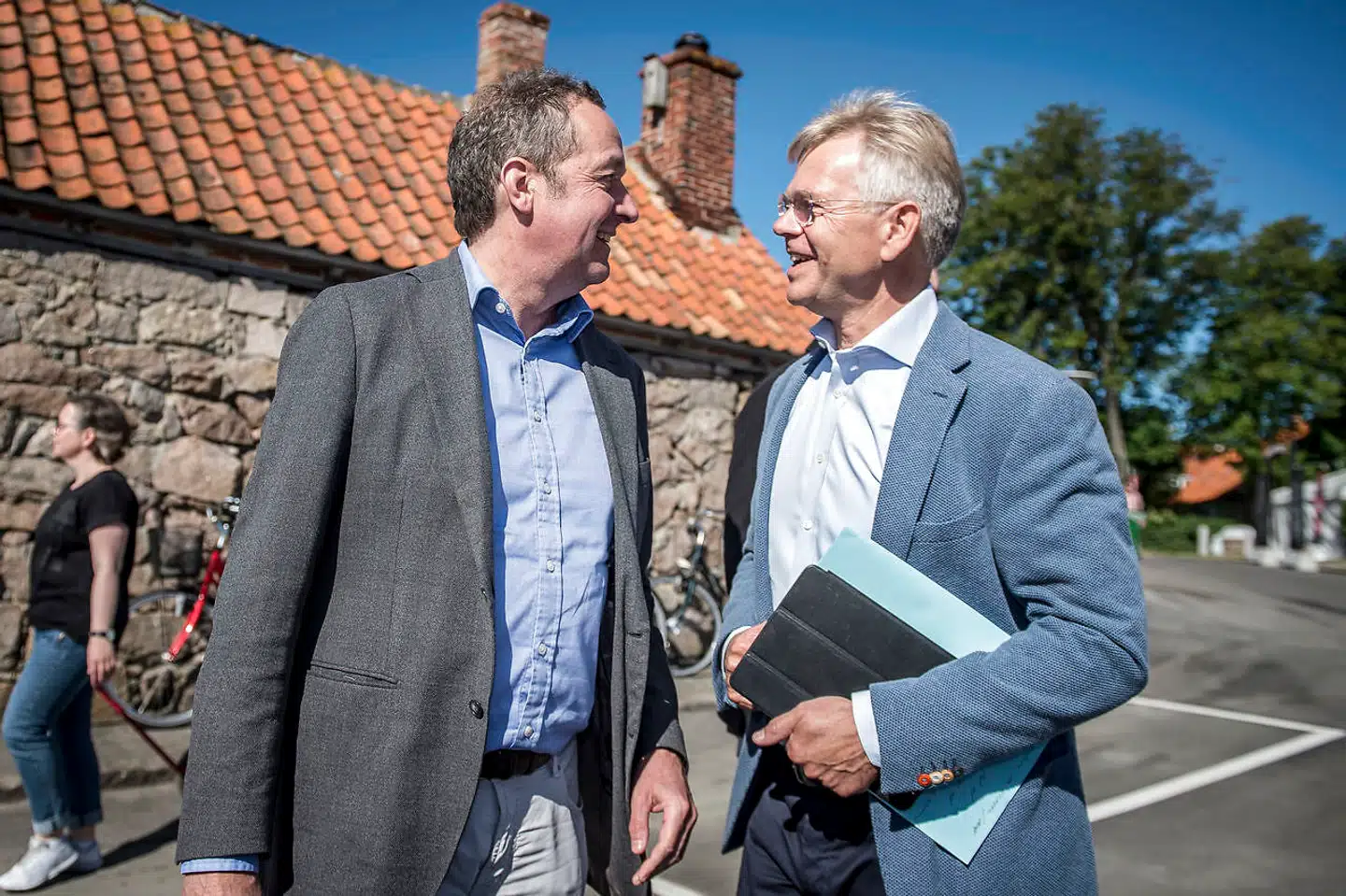 Hovsa, det er blevet hollandske Chris Vogelzang (til venstre), der får til opgave at tale Danske Banks sag og få genoprettet tilliden i 2020erne. Her sammen med sin formand på Folkemødet på Bornholm, Karsten Dybvad.