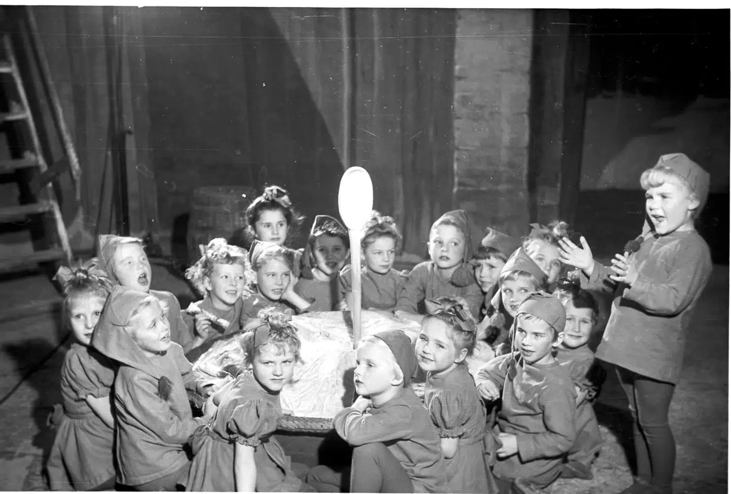 Grødhoveder: Søde nissebørn i »Jul i Købmandsgården« på Det Ny Teater i slutningen af 1950erne.