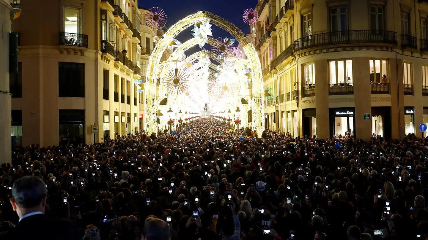 Årets juletræ tændes i Malaga med tusinder af fotograferende spaniere som vidner. Menneskene i fællesskab ligner klodens eneste redning på længere sigt, mener Berlingske.