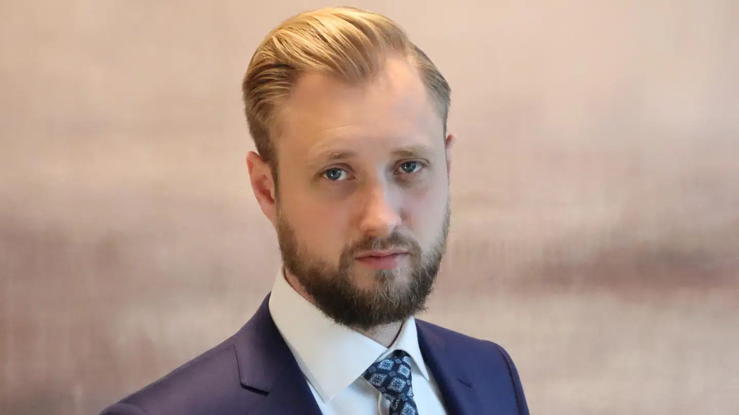 Nicklas Andersen er direktør for Shortlist, og han oplever, at kvinder ender med lavere løn end mænd i lignende stillinger.