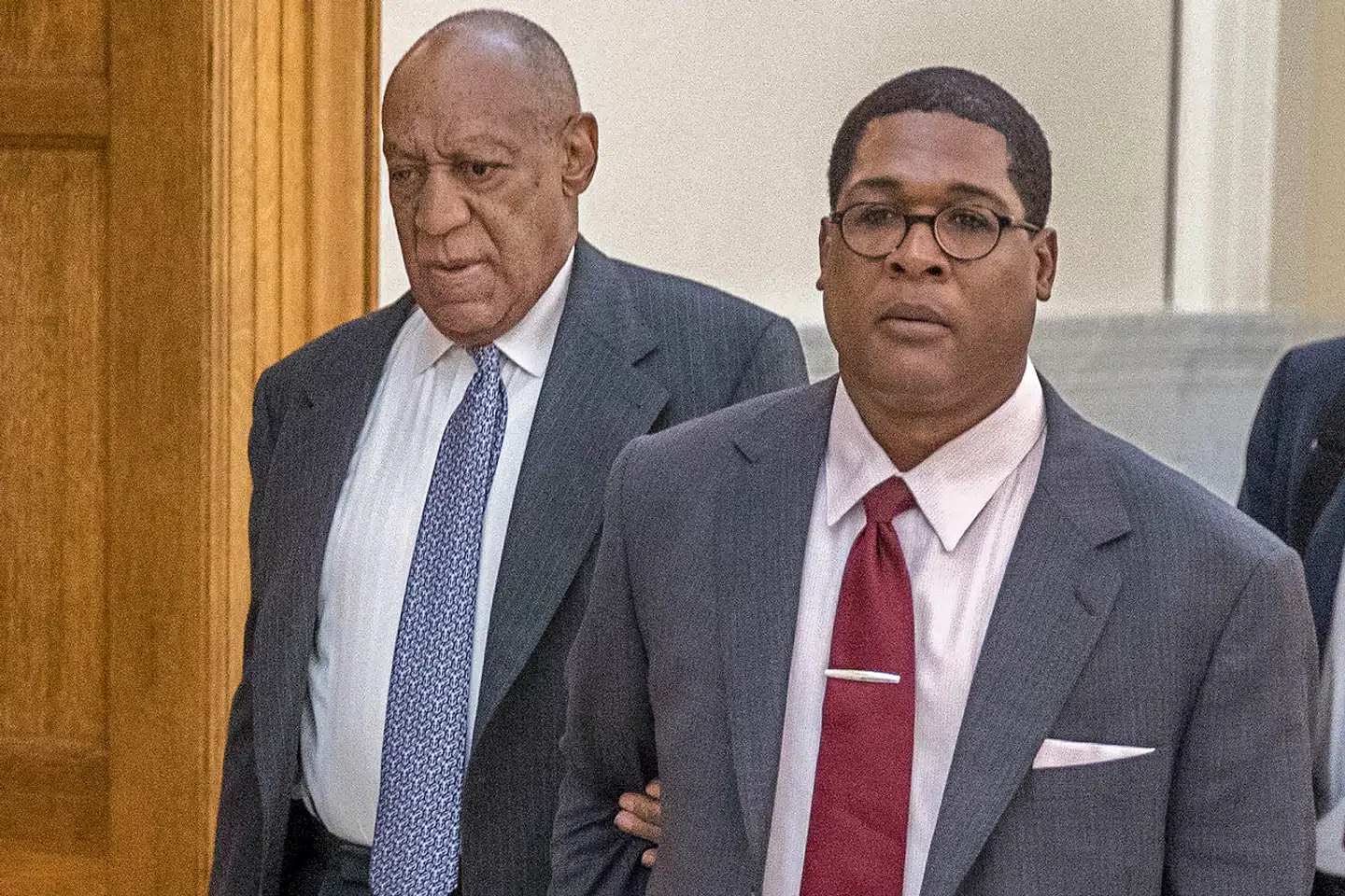 Bill Cosby (tv.) har ladet sin talsmand, Andrew Wyatt, gå voldsomt i rette med Eddie Murphy, efter han gjorde grin med Cosby i et TV-show. Arkivfoto: Michael Bryant/AFP/Ritzau Scanpix