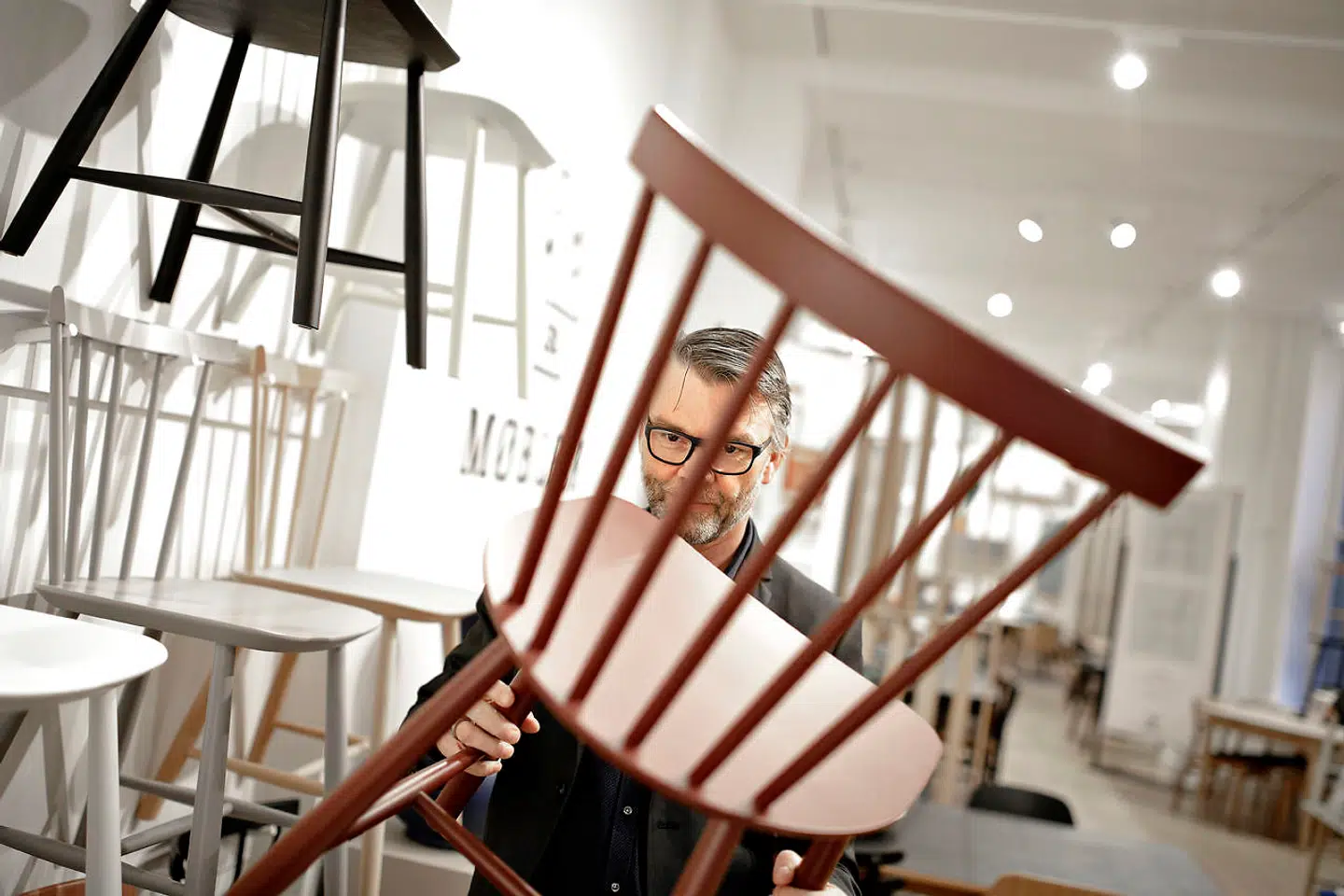 Poul M. Volther designede den berømte pindestol i 1956. Den er sidenhen blevet solgt i over en million eksemplerer ifølge FDB-direktør Ole Kiel. Arkivfoto: Mathias Løvgreen Bojesen/Ritzau Scanpix