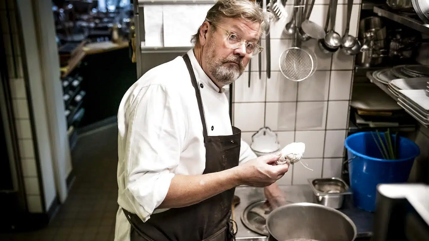 Bo Jacobsen driver i København Restaurationen, hvor man holder liv i den klassiske sauce. Her er han i gang med en fond, der bliver tilsat en krydderurtevisk, eller som Escoffier ville sige det: en »bouquet garni«.