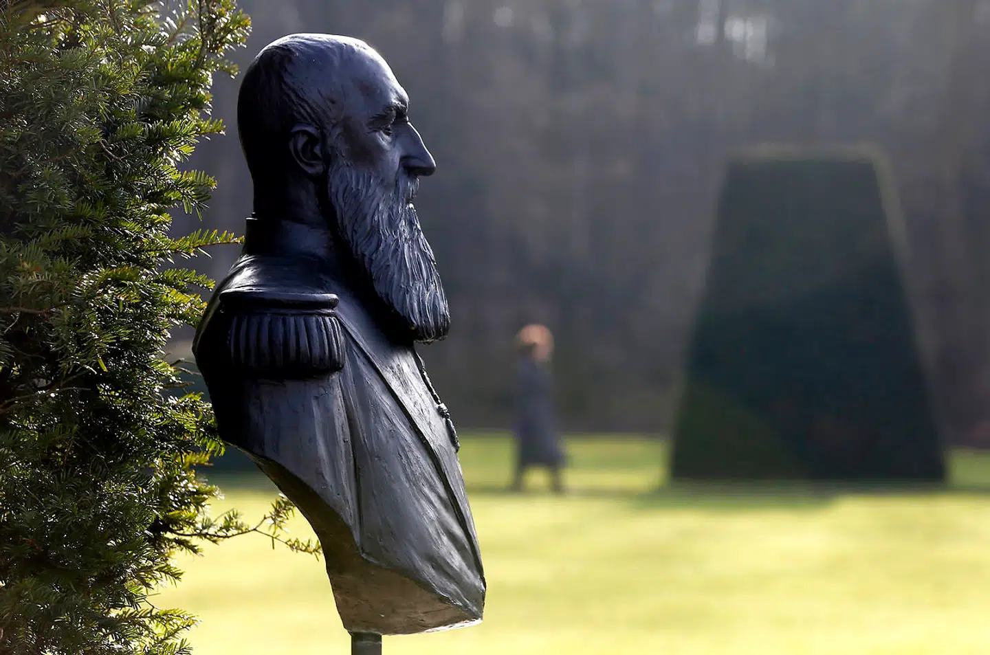 I 1885 overtog Belgiens konge, Leopold II, Congo som sin private ejendom. Han blev datidens rigeste mand, fordi blandt andet bilindustrien efterspurgte gummi fra landets plantager. Nu oplever Belgien et sent opgør med kolonitiden. Her en moderne skulptur af Kong Leopold udenfor Afrikamuseet i Tervuren nær Bruxelles.