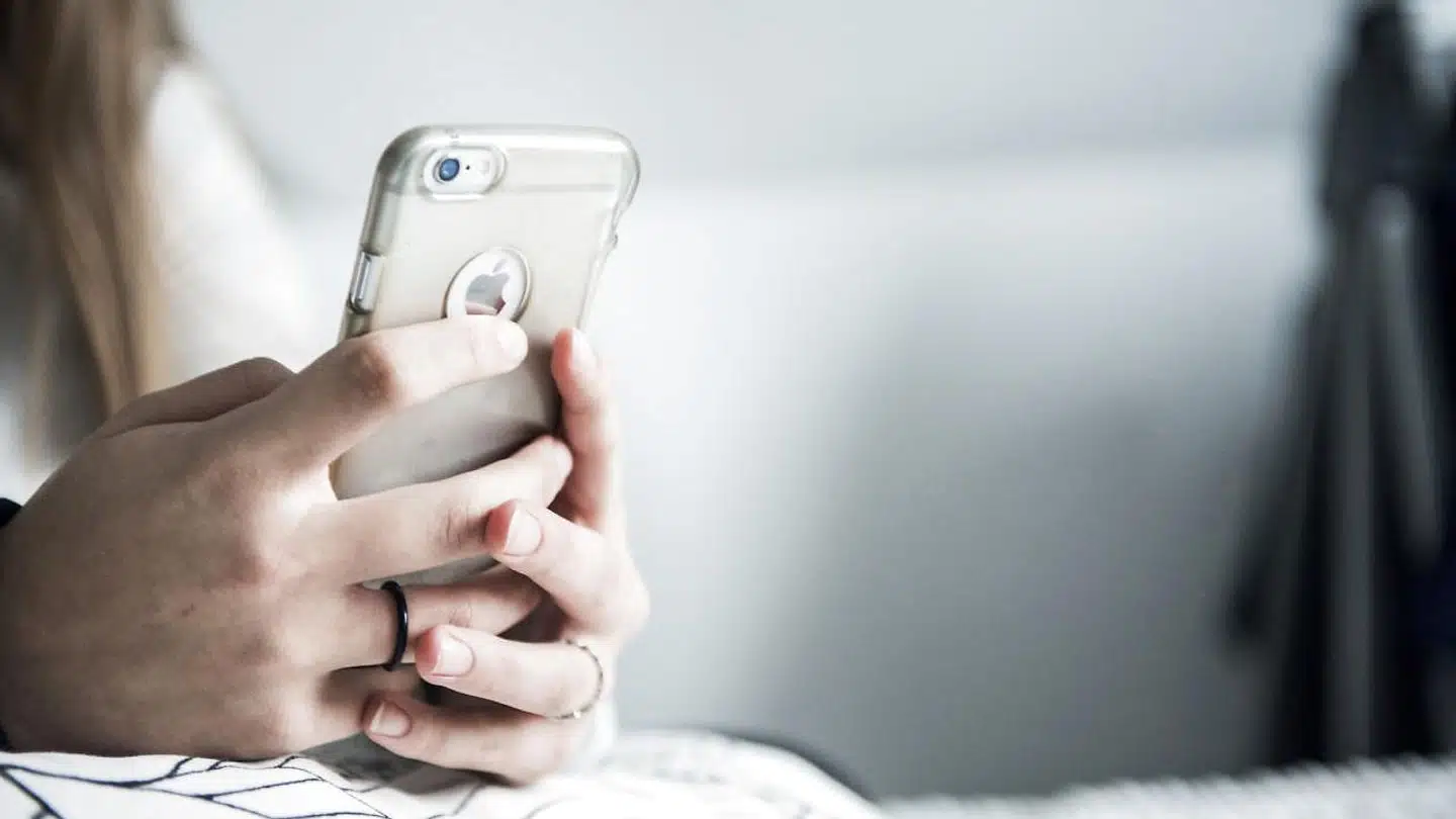 »Det digitale er blevet det naturlige (...) For nylig offentliggjorde en række forskere en undersøgelse, som viser, at når vi så åbenlyst går med hovedet nærmest begravet i skærmen, smiler vi mindre til hinanden,« skriver Peter Holdt Christensen.