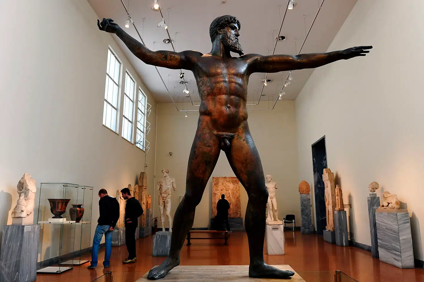 En statue på det arkæologiske museum i Athen. Grækerne ligger inde med Europas vugge - men savner ofte penge til dens bevaring. AFP PHOTO / ARIS MESSINIS.