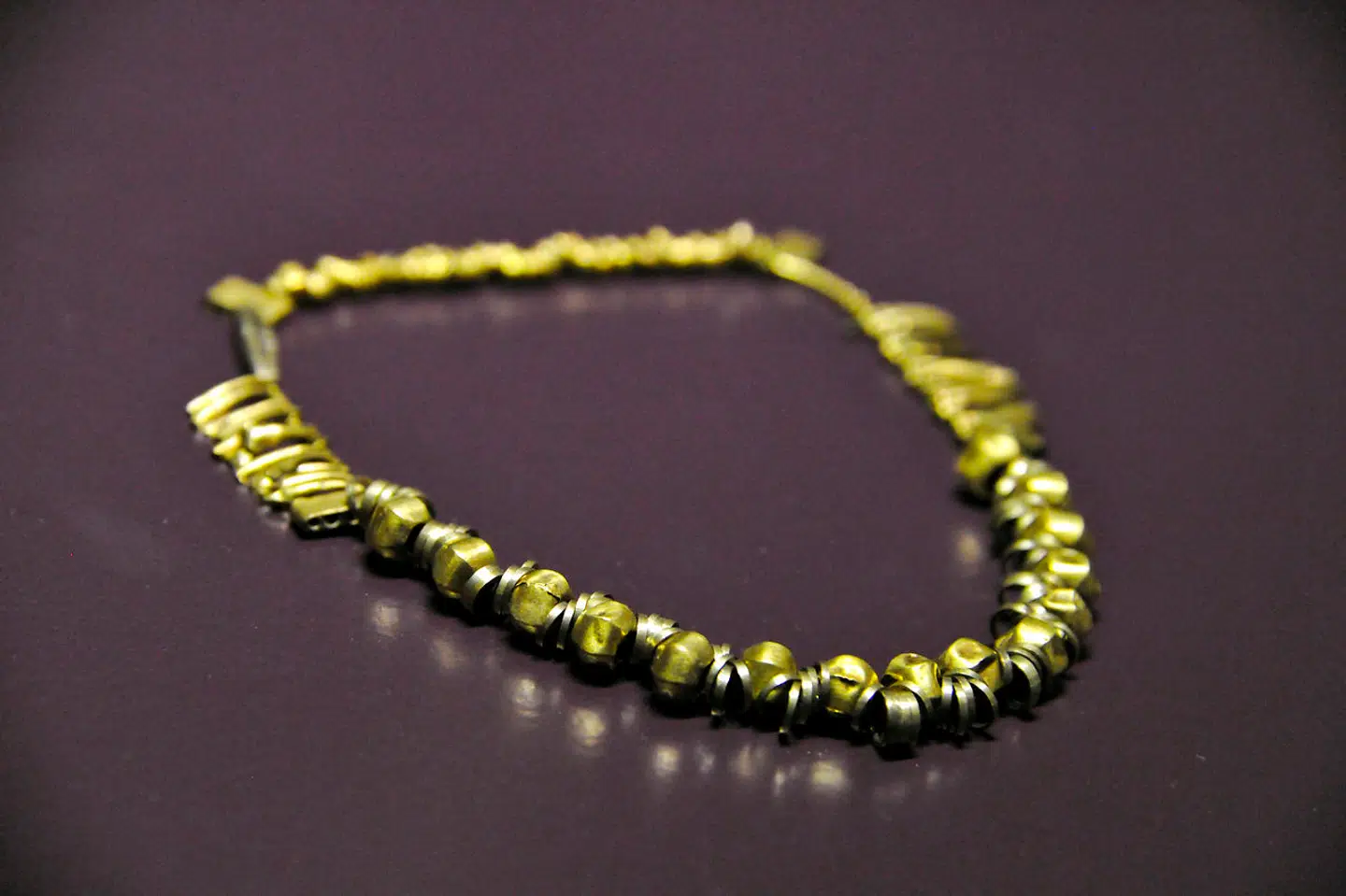 Guldkæden her blev fundet for nogle år siden på Tyrkiets vestkyst og stammer formentlig fra Troja - hvis byen ellers har eksisteret. Foto: AFP PHOTO / TURKISH CULTURE AND TOURISM MINISTRY.