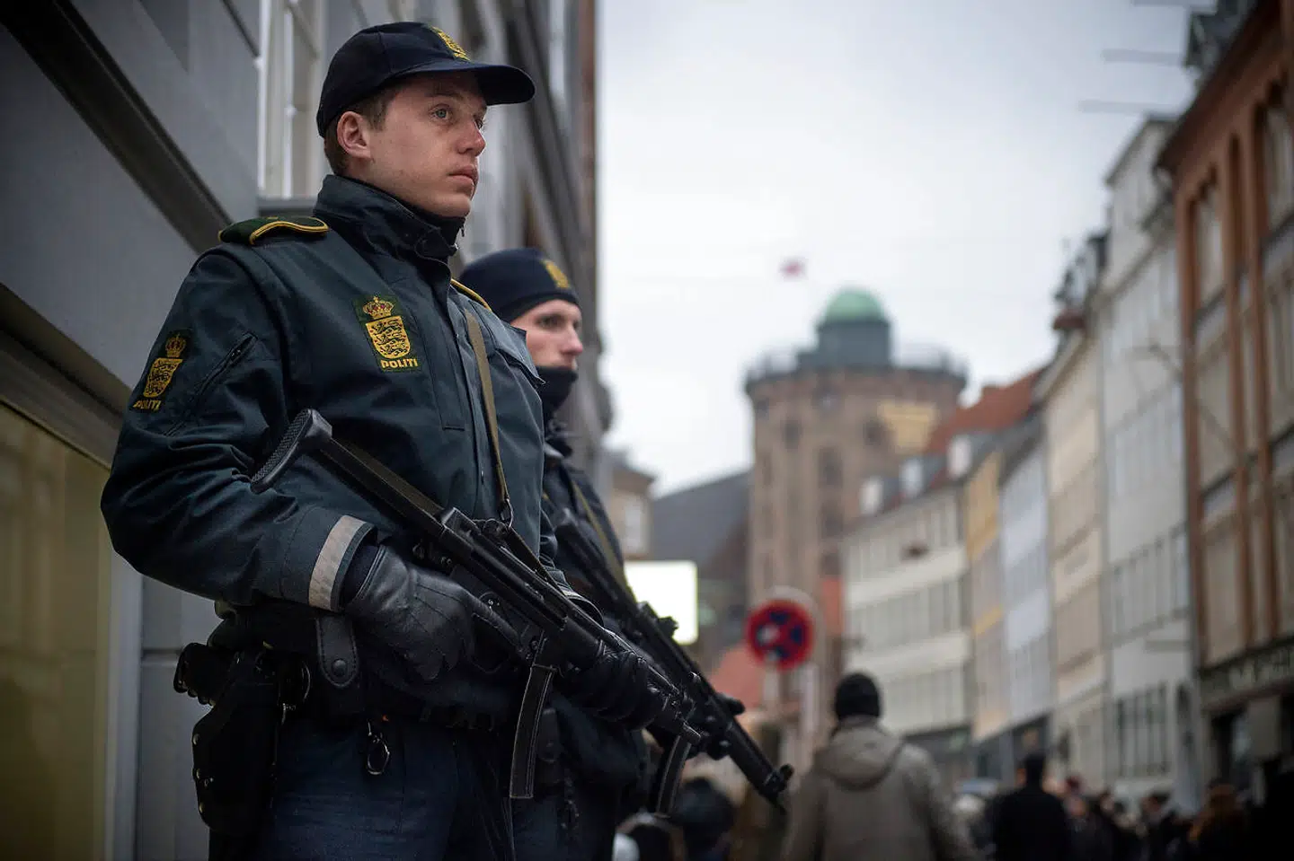 »Masseanholdelser af terrrormistænkte i forrige uge har mindet os om, at truslen mod Danmark er reel,« skriver Bent Winther.