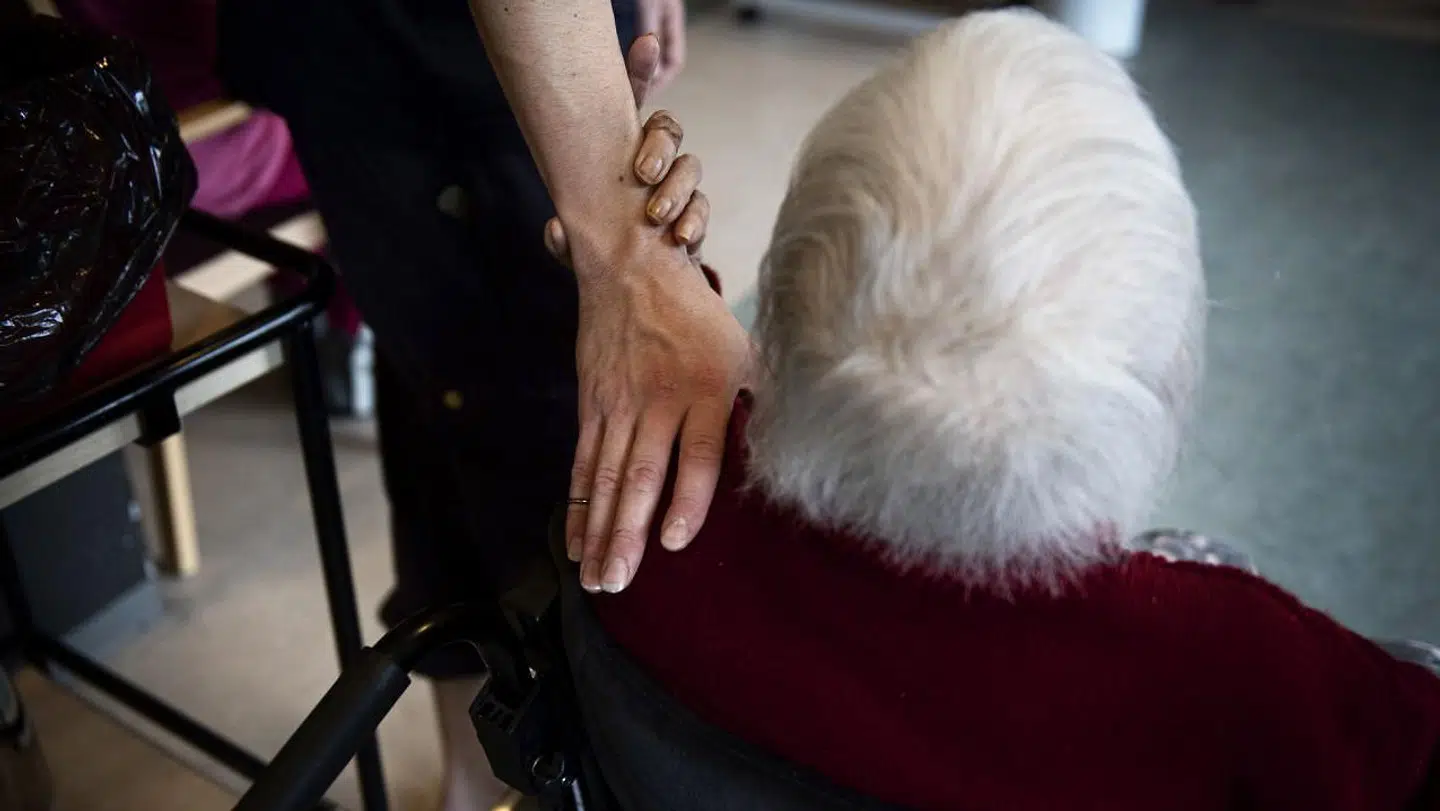 »Pårørende påtager sig allerede masser af opgaver, som falder uden for plejepersonalets område,« skriver Marie Lenstrup.