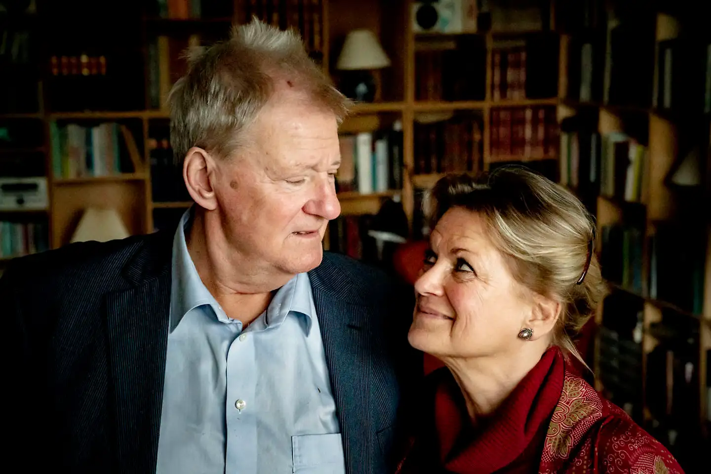 Waage Sandø og Pia Jondal har haft stor morskab af at spille det forfærdelige, dysfunktionelle ægtepar i Strindbergs »Dødsdansen«. Men selv om man altid kan genkende noget i sig selv, er det ikke et billede, de kan sætte på deres eget ægteskab. »Pia og jeg er meget mere udadvendte og socialt omgængelige,« forsikrer Waage Sandø.