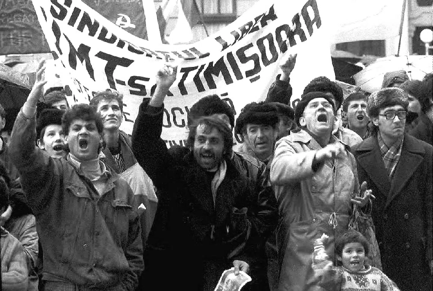 Det udløste store demonstrationer i Timisoara 16. og 17. december 1989, at den lokale præst, Laszlo Tökes, skulle tvangsforflyttes til en anden by. Ceausescu beordrede politi og hær til at slå demonstrationen ned. Mange omkom, og mange blev såret. Få dage efter bredte urolighederne sig til Bukarest.