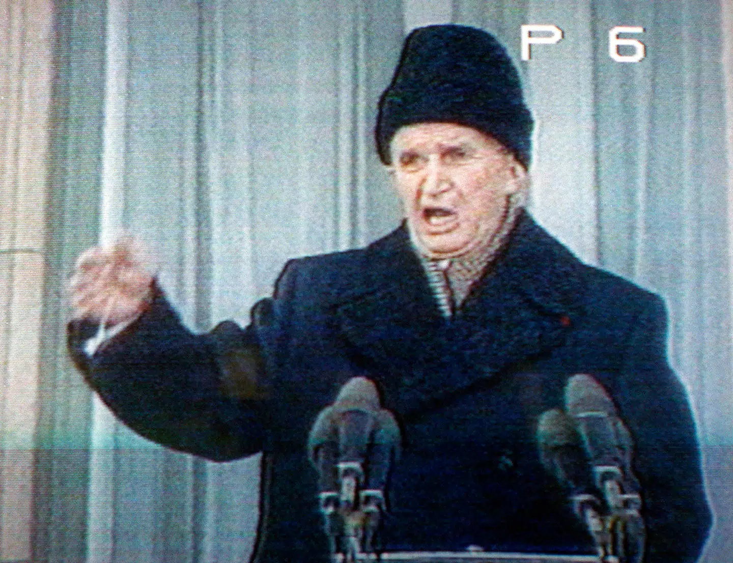 Nicolae Ceausescu forsøgte forgæves 21. december 1989 at genvinde kontrollen med de mange tilhørere på pladsen foran Centralkomiteen i Bukarest. Personkulten i Rumænien var ellers så dominerende, at den største helligdag ikke længere var juleaften, men Ceausescus fødselsdag. Rumæniens leder omtalte ofte sig selv som »geniet fra Karpaterne«.