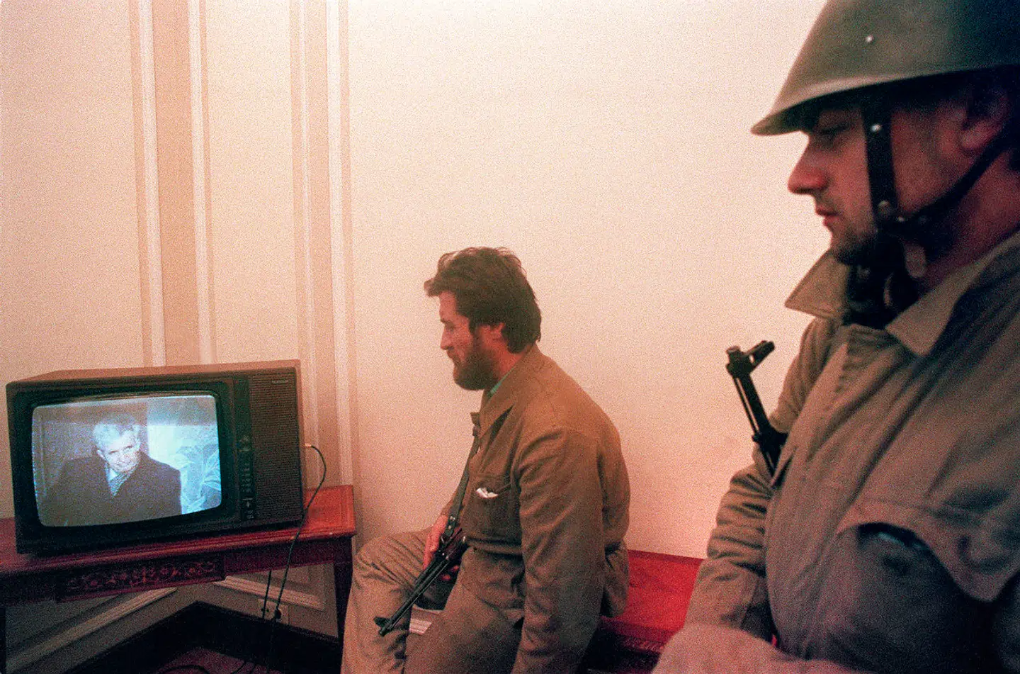 Rettergangen mod Ceausescu-ægteparret blev vist på rumænsk TV. Skuddene blev dog ikke transmitteret. Seerne kunne se billeder af de to lig.