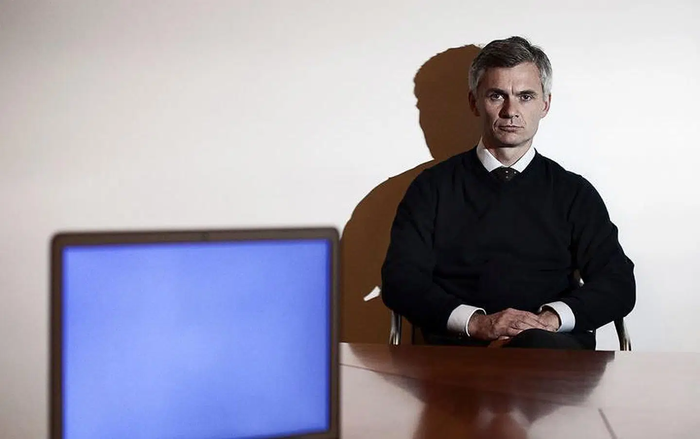 Thomas Ahrenkiel, der i dag er departementschef for Forsvarsministeriet, får positive ord med på vejen, men det vækker undren, at han efter eget udsagn ikke har læst e-mail om Rigsrevisionens kritik af forholdene i Forsvarsministeriets Ejendomsstyrelse.