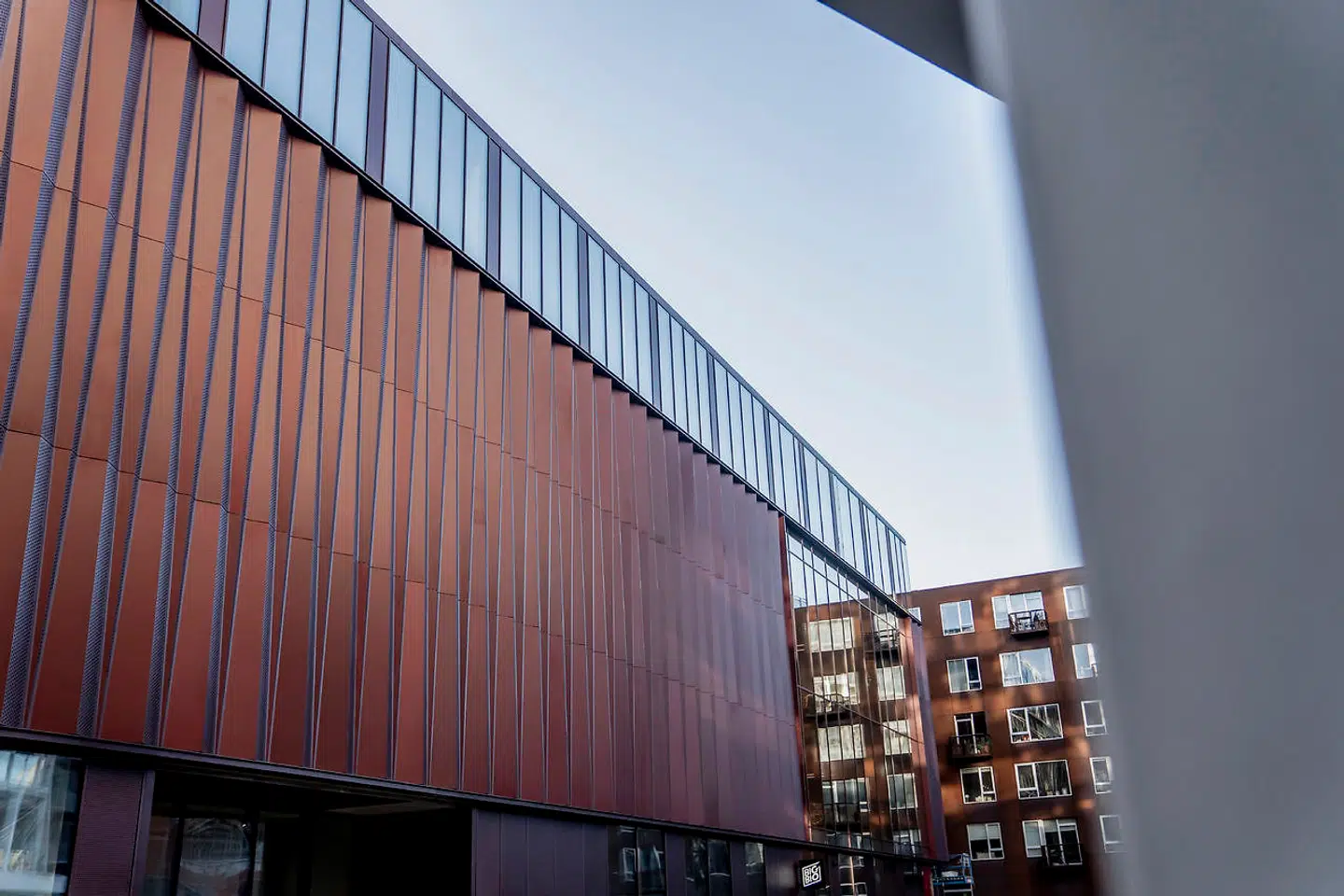 Den bølgede facade er en meget effektiv festmarkør og meget elegant fundet på.