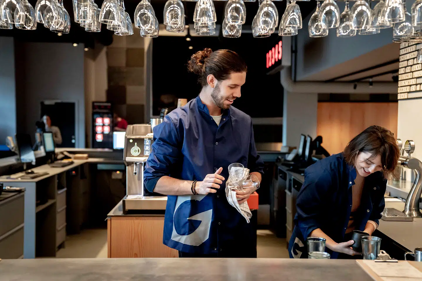 Al emballage er komposterbar, glassene er genbrugsglas, og kopperne er specialudviklede i Letland.