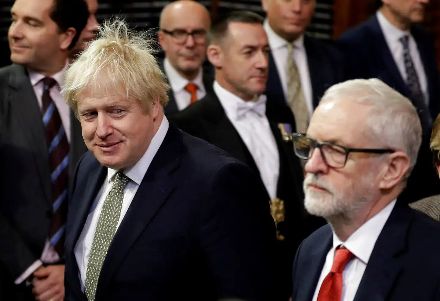 Premierminister Boris Johnson og Labour-leder Jeremy Corbyn fulgtes ad, da det britiske parlament onsdag mødtes for første gang efter parlamentsvalget tidligere på måneden.