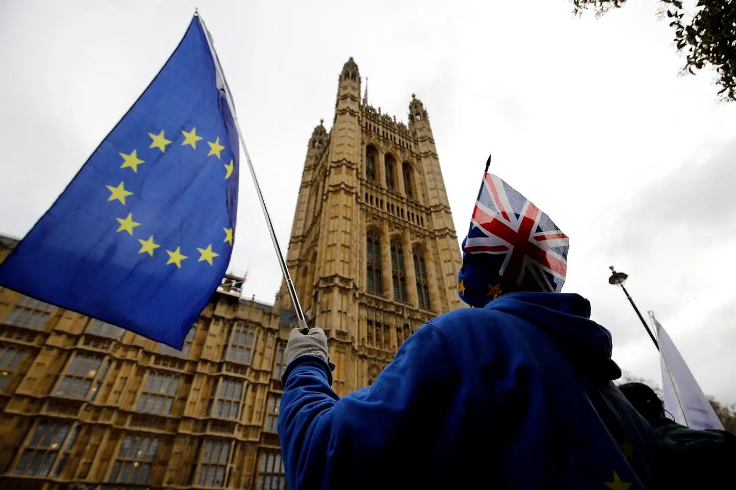 Tilhængere og modstandere af et britisk farvel til EU har demonstreret foran det britiske parlament i London i mange måneder. Nu har de udsigt til at kunne holde fri efter parlamentets ja til Brexit.