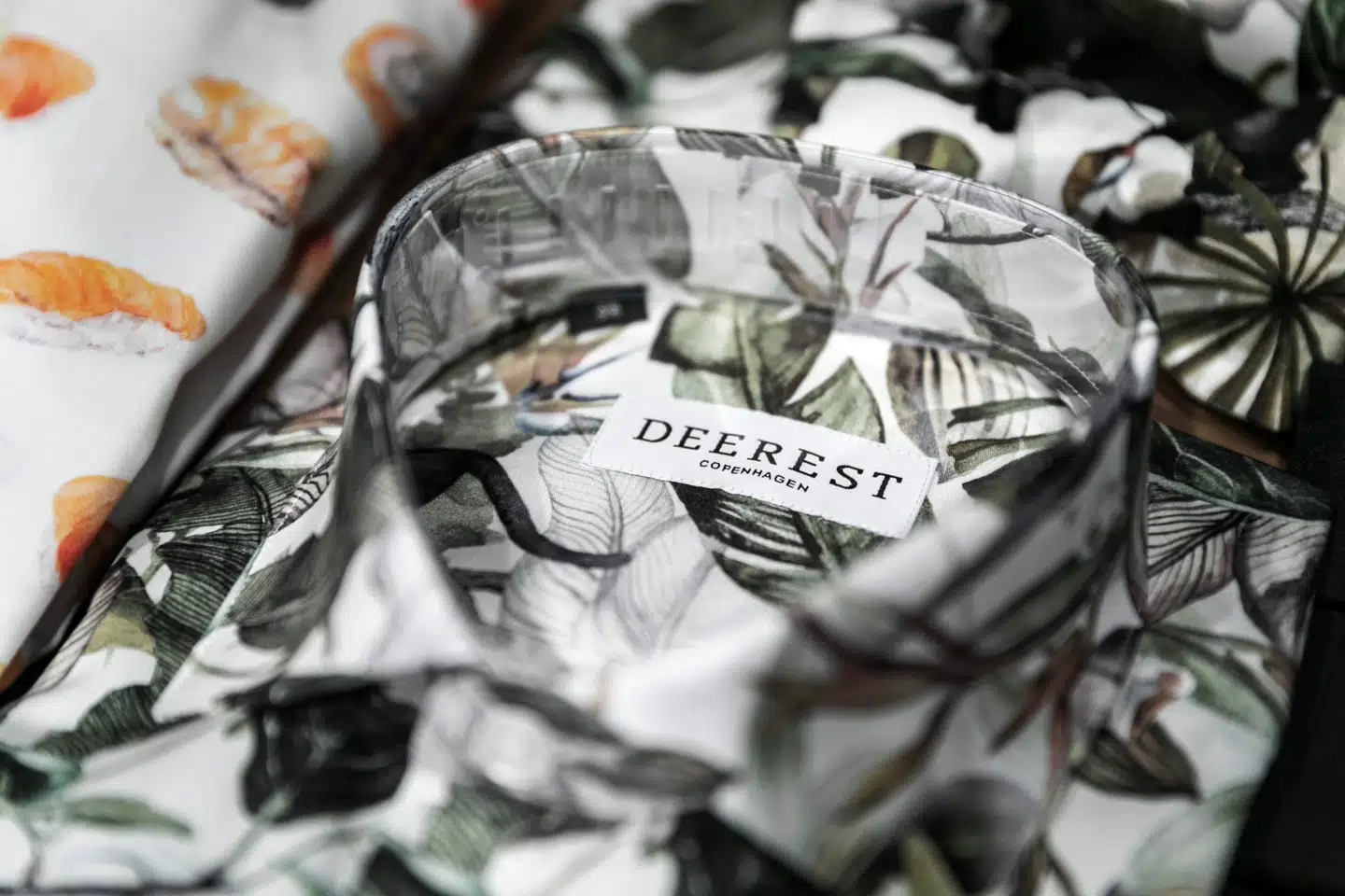 Der er spræl i skjorterne hos Deerest - men selve jakkesættene holder sig mere til de klassiske dyder.