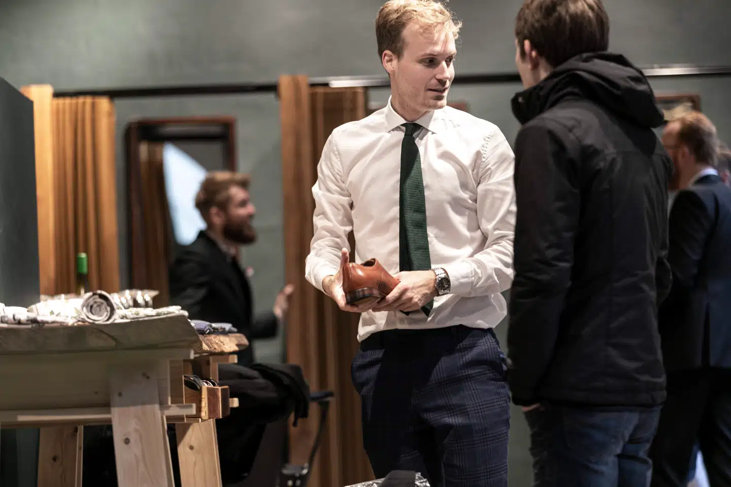 Deerest fokuserer på jakkesæt, men har alt til den velklædte gentleman, inkl. slips, skjorte og sko.