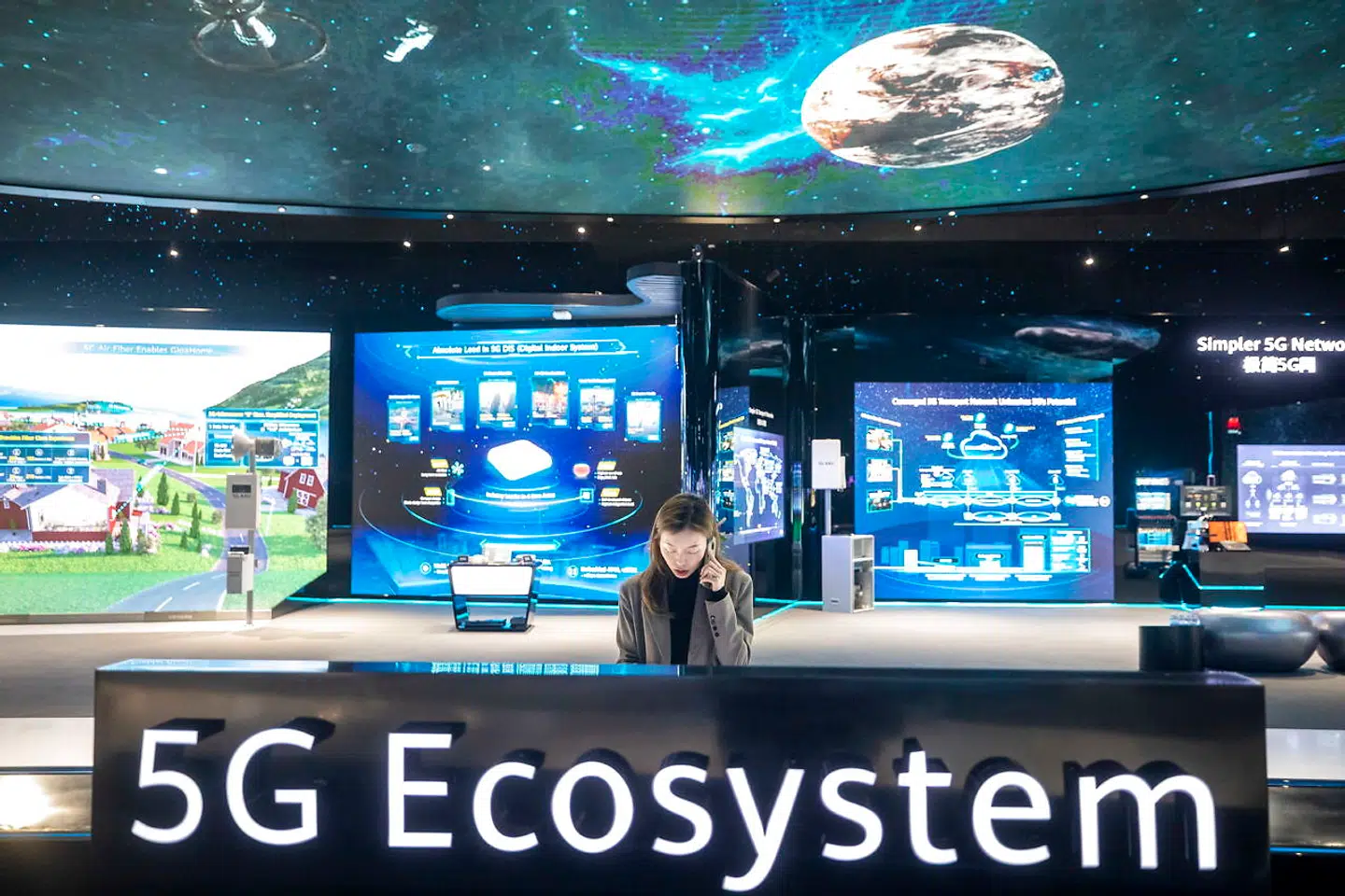 Den kinesiske tech-gigant Huaweis indtog i Vesten har udløst knubbede ord på højt plan. Her er det et Huawei-showroom i Dongguan i Sydkina.