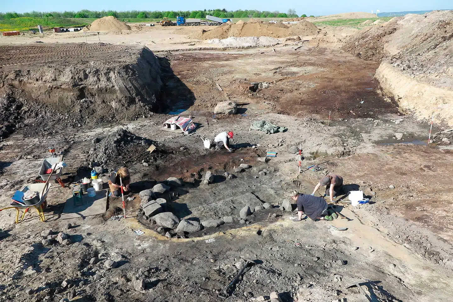 Det stenbyggede rødningsbassin under udgravning.