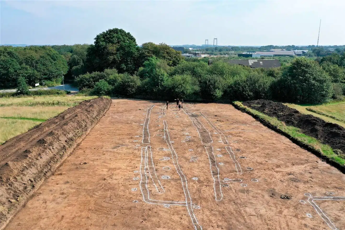 Oversigtsfoto af vikingetidshallen taget med drone.
