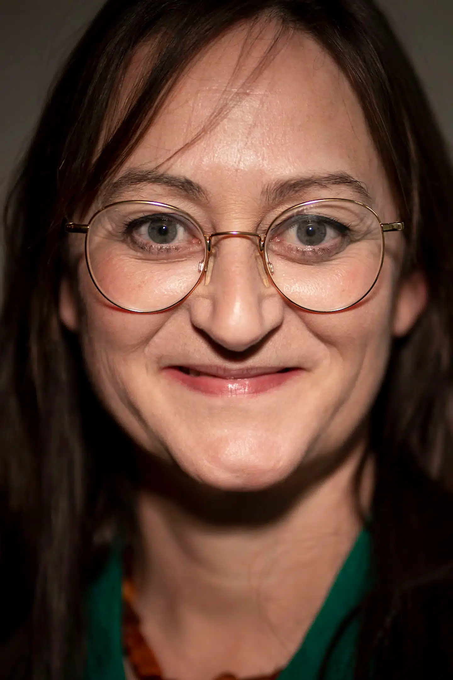 Socialordfører Camilla Fabricius (S) sagde i november i Altinget: »Vi er nødt til at tale om, at du får diskusprolapser af det. Fordi slagene er så voldsomme op igennem din rygrad, når du bliver taget både i skeden og analt og i munden gennem mange timer hver dag. Du får hofteskred af at være spredt så meget i dine hofter. Når du bliver penetreret analt så ofte – og det er der åbenbart rigtig mange mænd, der gerne vil – får du ødelagt dine tarmveje.«