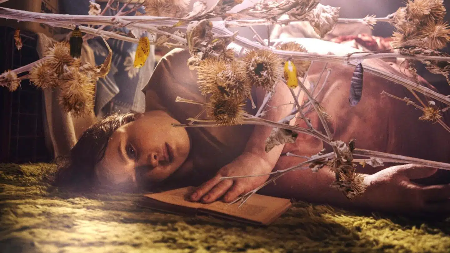 Det er debatten om Sofie Gråbøls rolle i filmen »Harpiks«, der har fået Benjamin Boe Rasmussen til at sige fra. Hun er iklædt et fatsuit, og det har afstedkommet kritik fra en såkaldt tykaktivist.