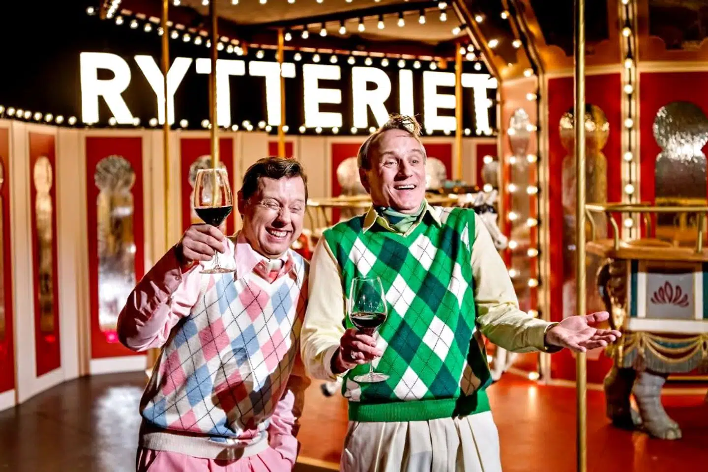 Snobberne Poul og Fritz, gestaltet af skuespillerne Rasmus Botoft og Martin Buch i »Rytteriet«, sætter med deres satire blandt andet om au pairer fingeren på et ømt punkt i det danske velfærdssamfund. Arkivfoto: Bax Lindhardt/Ritzau Scanpix