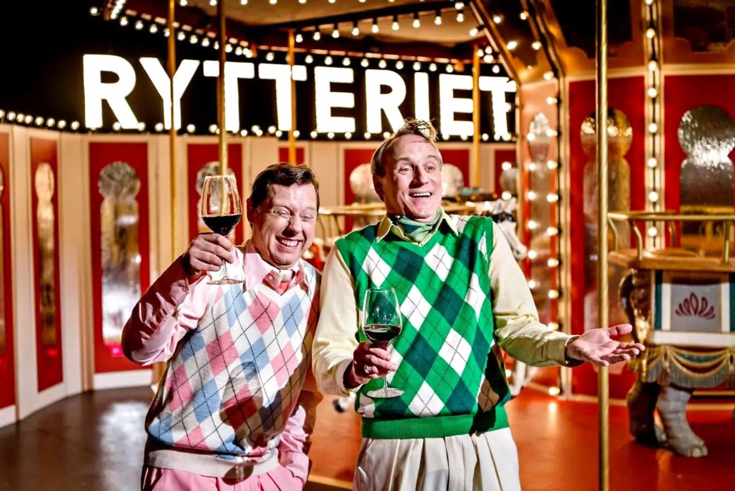 Snobberne Poul og Fritz, gestaltet af skuespillerne Rasmus Botoft og Martin Buch i »Rytteriet«, sætter med deres satire blandt andet om au pairer fingeren på et ømt punkt i det danske velfærdssamfund. Arkivfoto: Bax Lindhardt/Ritzau Scanpix