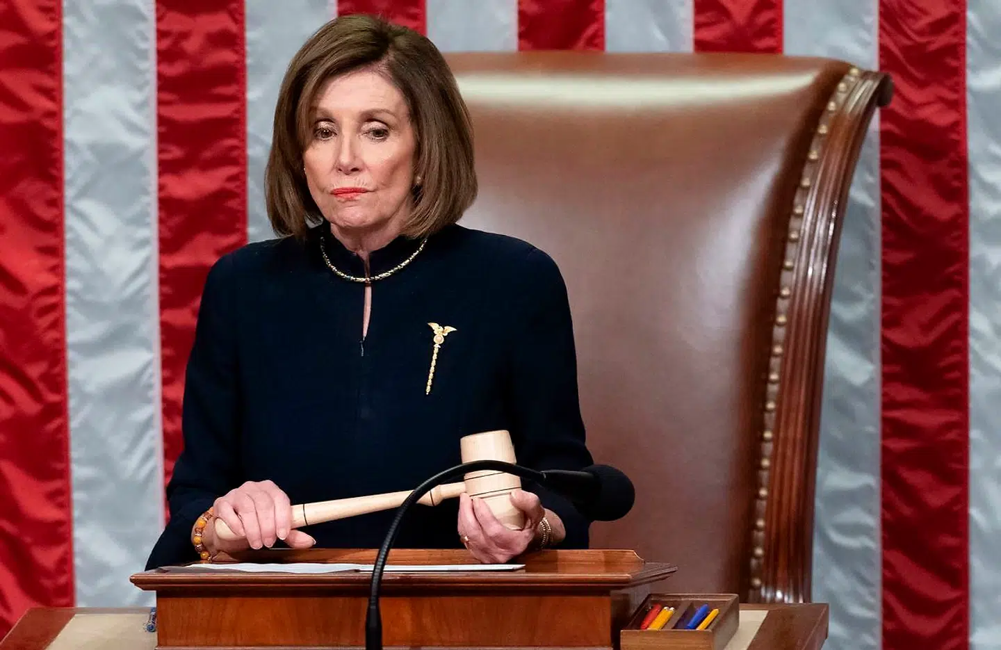 Nancy Pelosi, Demokraternes leder i Repræsentanternes Hus, svingede hammeren under de historiske afstemninger, der førte til en rigsretssag imod Donald Trump. Men i senatet, der nu overtager sagen som domstol i sagen imod præsidenten, er det Republikanerne, der har magten. (Photo by SAUL LOEB / AFP)