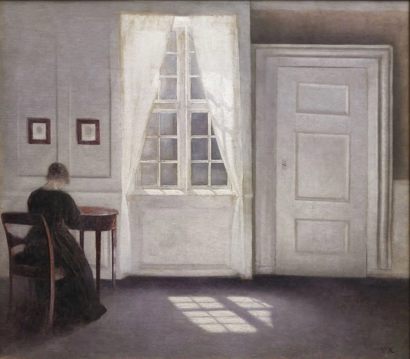 Sådan kender vi bedst Vilhelm Hammershøis malerier. De lyse stuer i hjemmet på Christianshavn. Dette billede, der tilhører Statens Museum for Kunst, hedder »Stue i Strandgade med solskin på gulvet« og er fra 1901.
