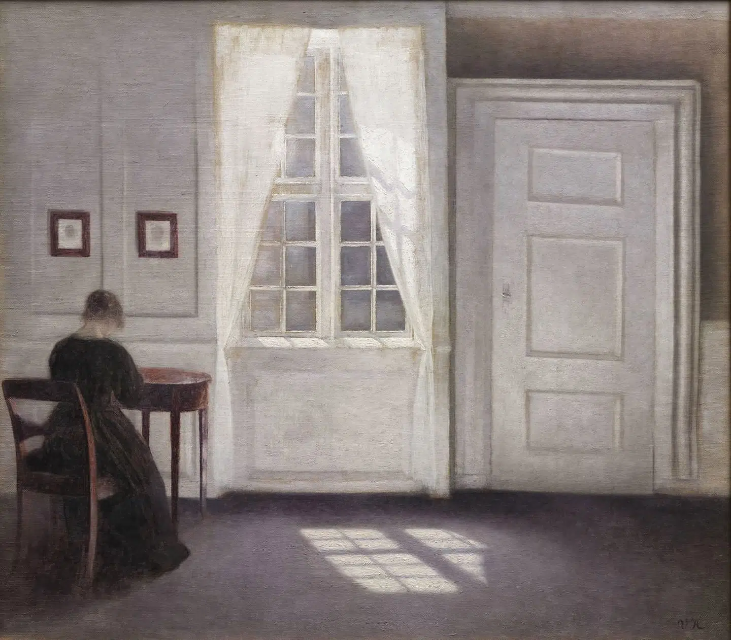 Sådan kender vi bedst Vilhelm Hammershøis malerier. De lyse stuer i hjemmet på Christianshavn. Dette billede, der tilhører Statens Museum for Kunst, hedder »Stue i Strandgade med solskin på gulvet« og er fra 1901.