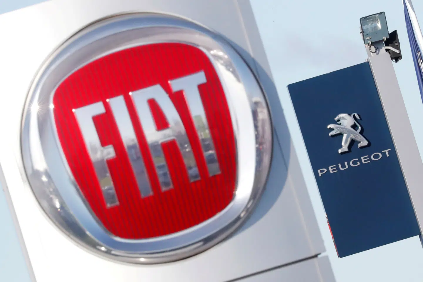 Den franske bilkoncern PSA, der står bag Opel og Peugeot, og Fiat Chrysler er enige om en fusionsaftale. Stephane Mahe/Reuters