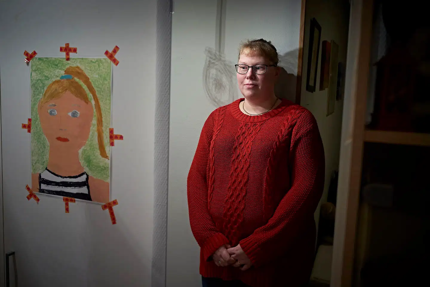 Henriette Meyer Jørgensen er stadig i tvivl om, hvorvidt hendes 12-årige datter skal have HPV-vaccine. Til venstre ses et selvportræt, hendes datter Rosa har lavet.