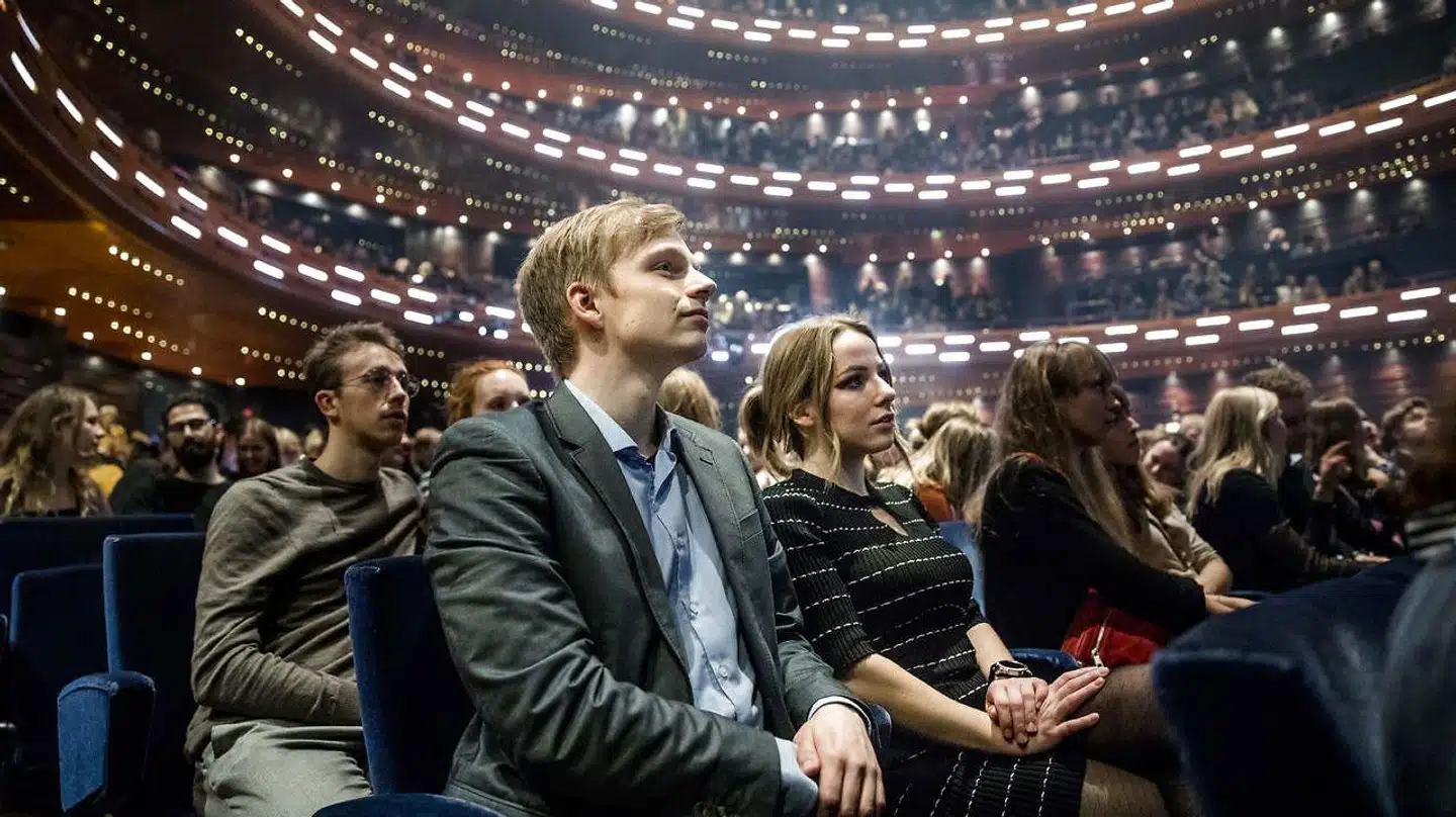 Emilie Haase og Magnus Löchte elsker musicals så meget, at de kan finde på at sidde derhjemme og lytte til en. Her er de, inden »Sweeney Todd« går i gang. Salen er fyldt, og denne aften er der specialpris til alle under 30 år.