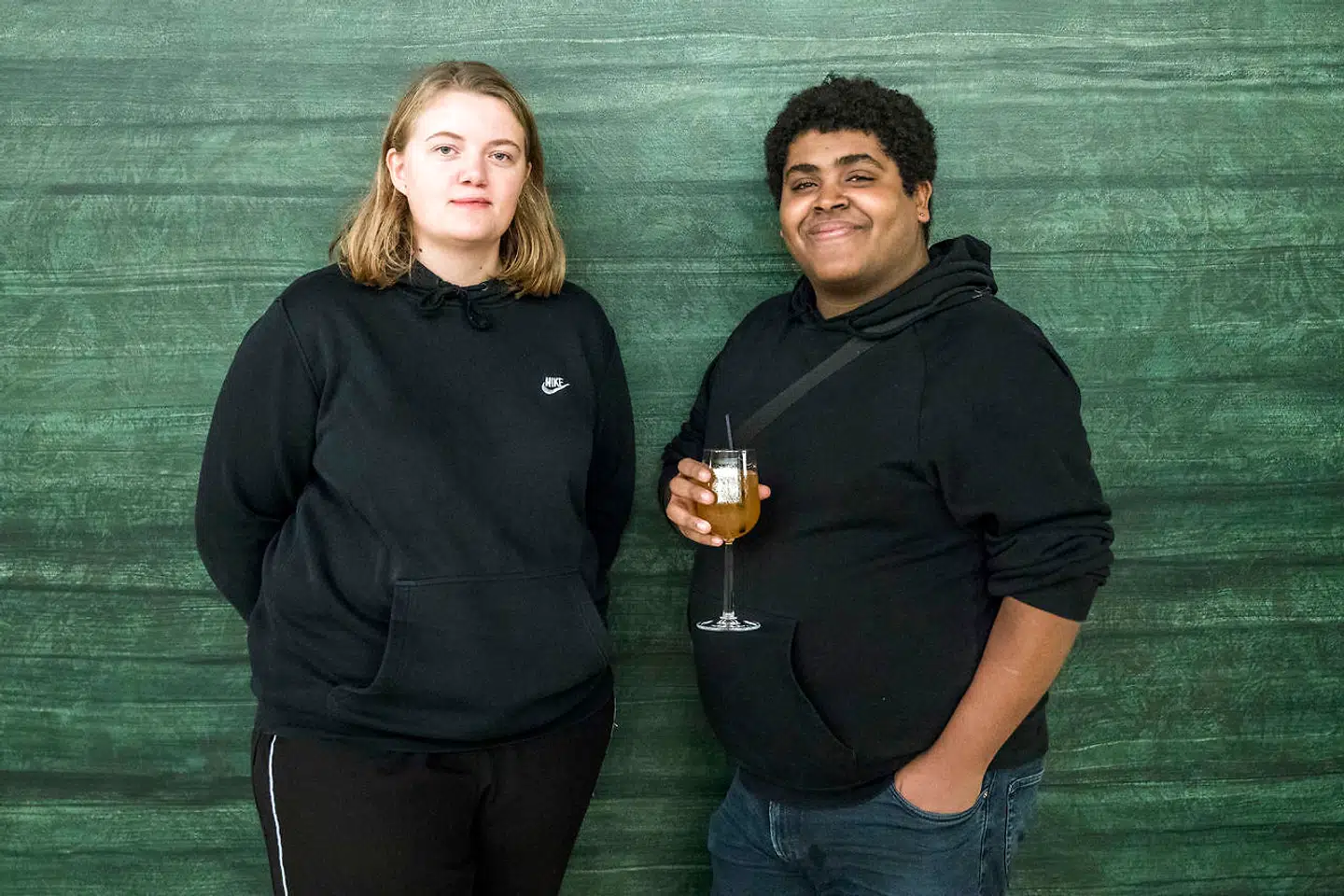 AnnSofie Kjeld (19) og Tobias Yohannes (20). AnnSofie er ikke sikker på, at musicals er noget for hende, men Tobias har været bidt af det i mange år, og vil virkelig gerne finde sig en lige så interesseret ven at dele interessen med. Om det bliver AnnSofie, ved han først efter sidste strofe.