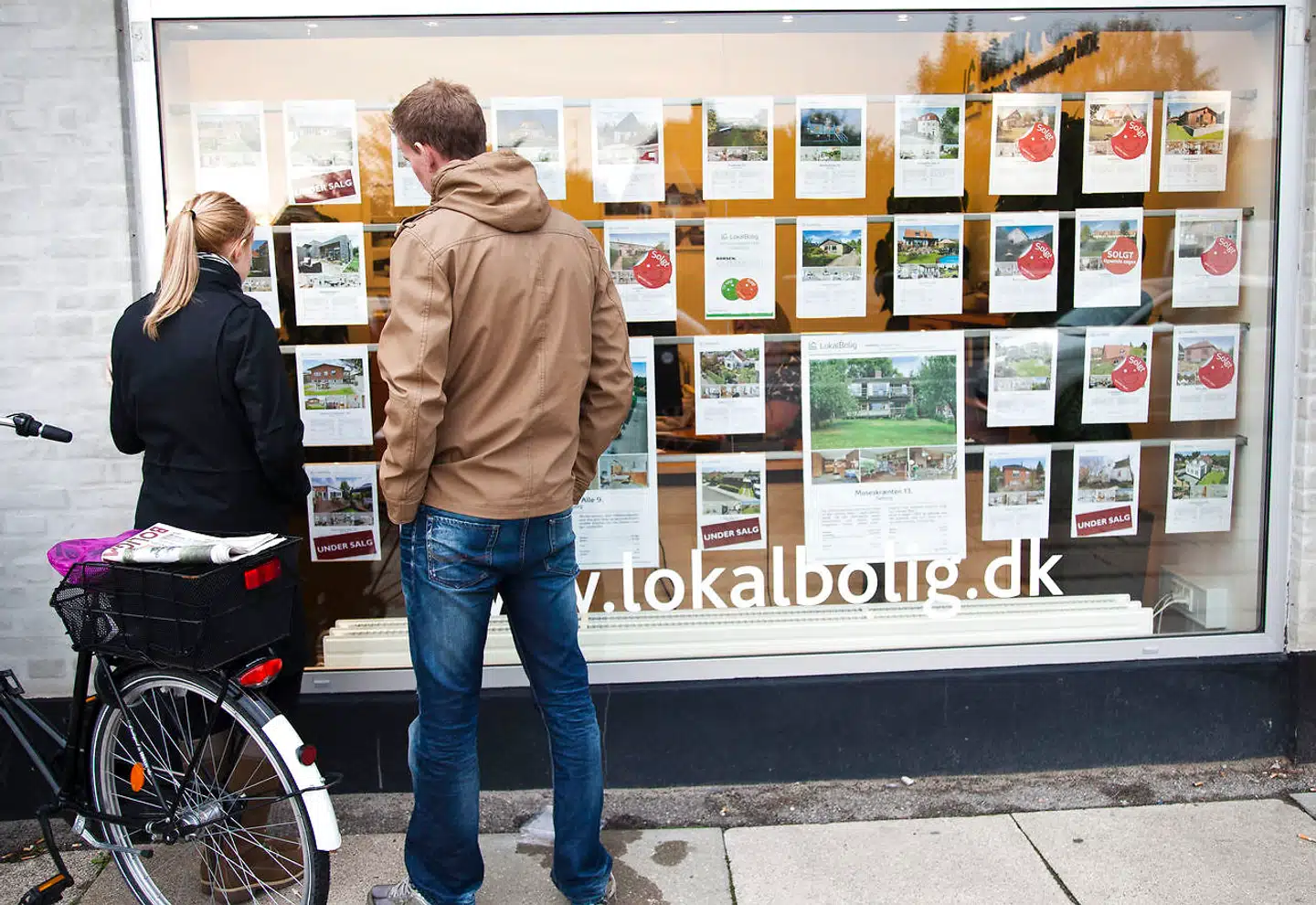Flere køber bolig for første gang, men stramme låneregler betyder, at de unge købere er ældre end tidligere.