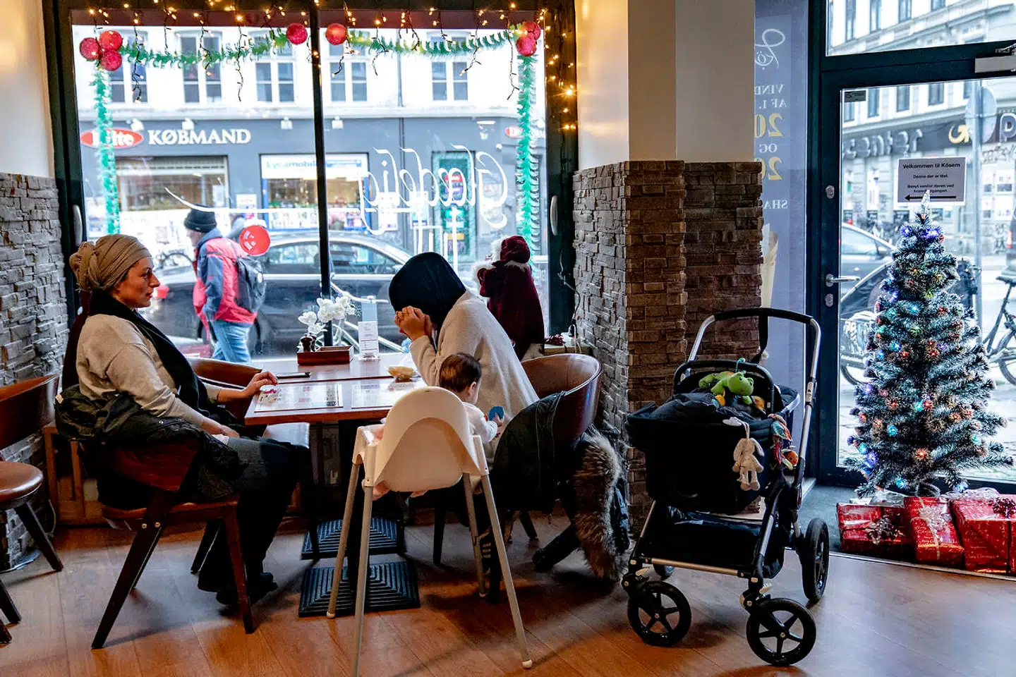 Er julen truet på Nørrebro? Det lader det ikke til, når man går ned ad Nørrebrogade. Hos shawarmabaren Kösem er der i den grad pyntet op til jul. »Vi er her for alle, for alle religioner. Vi spærrer restauranten for at fejre ramadan, og vi spærrer restauranten for at fejre jul. Hvis det støder nogen, er vi kede af det. Men sådan er det,« siger Kösem-chef Mads Foged Pedersen.