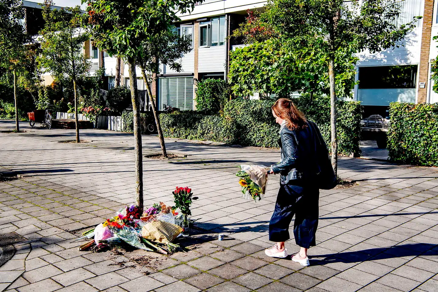 Det var formentlig Ridouan Taghi, en af Hollands mest eftersøgte forbrydere, der tidligere i år bestilte mordet på forsvarsadvokaten Derk Wiersum. Han blev likvideret på åben gade foran sit hjem. På billedet her lægger en kvinde blomster foran hans hjem.