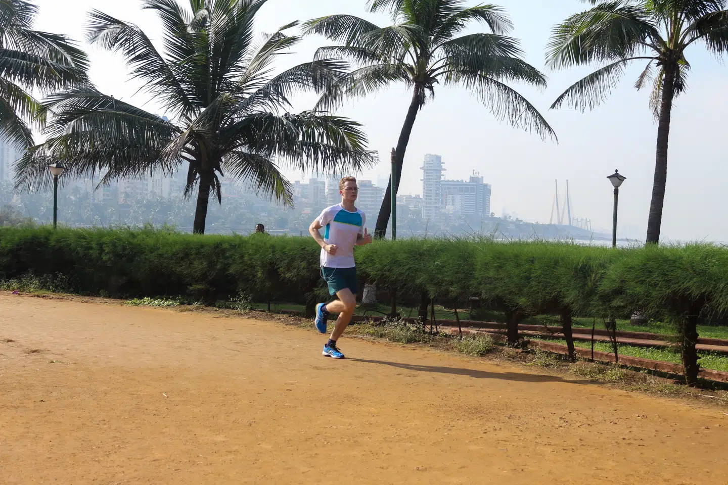 Morgenløbetur i »Jogger's Park« i Bandra-kvarteret i Mumbai – et af de få rolige områder i den travle by. I baggrunden kan broen Sea Link svagt ses, som forbinder bydelen med det sydlige Mumbai.