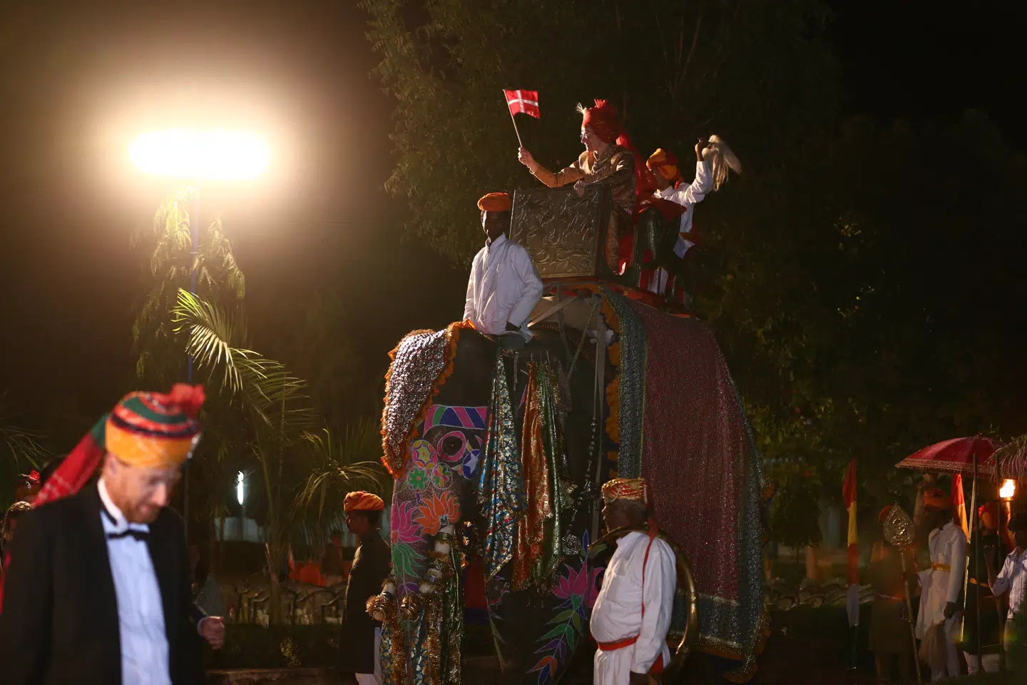 Mathias Barfoed Pontoppidan ankommer til bryllupsfesten i Rajasthan ridende på en elefant i spidsen for et optog af bryllupsgæster fra Danmark.