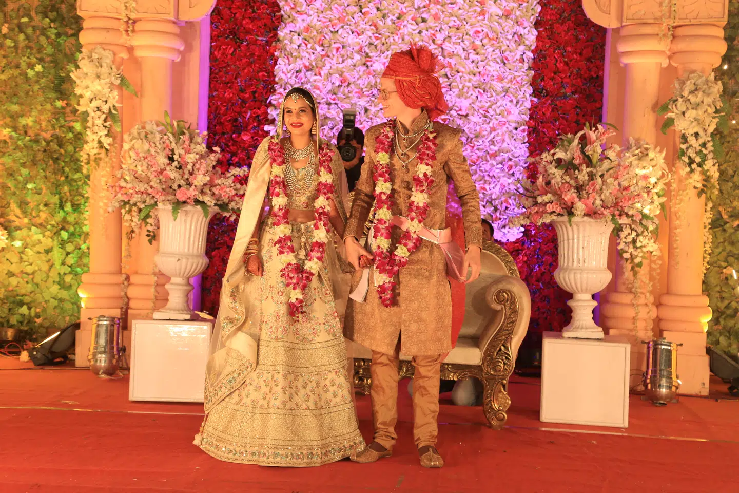 Mathias Barfoed Pontoppidan og hans brud, Vidhi, fotograferet efter den tre dage lange bryllupsceremoni i Jodhpur i Rajasthan, som Vidhi kommer fra. Cirka 3000 gæster deltog i festlighederne, heraf 145 fra Danmark.