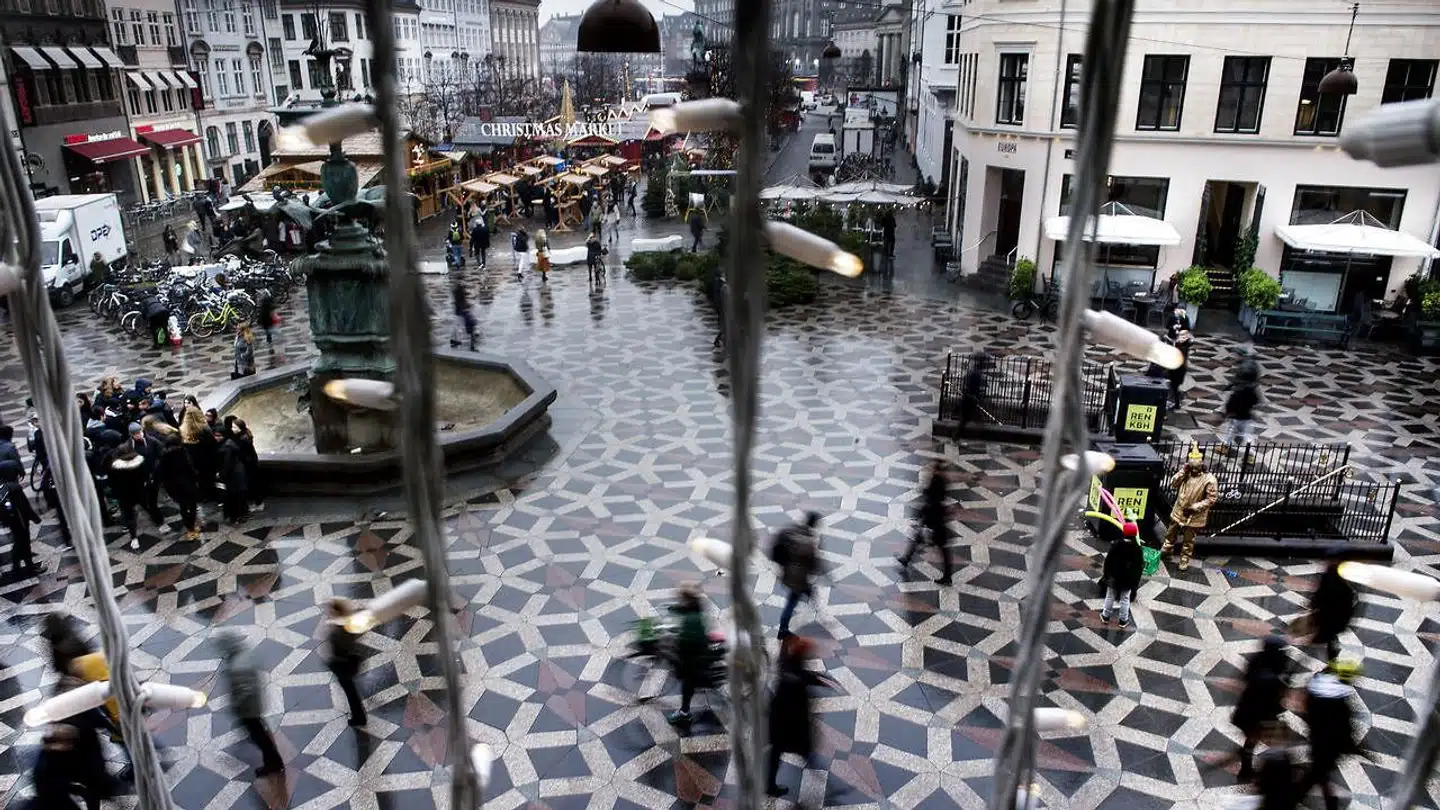 »Opgiv helt det med julegaverne, og hvis du absolut bliver nødt til at give en gave, så overfør et beløb på Mobilepay,« skriver Lars Christensen.