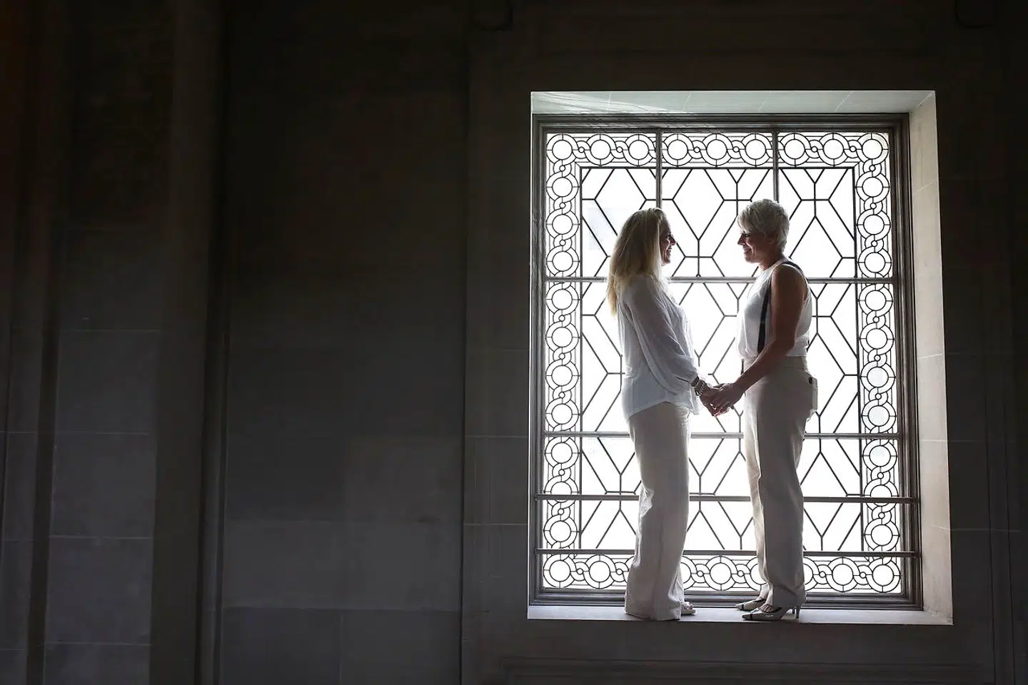 I juni 2015 afgjorde den amerikanske højesteret, at amerikanske delstater ikke kan forbyde ægteskaber mellem personer af samme køn – og det blev herefter lovligt i hele USA for homoseksuelle at blive gift. Det gjaldt blandt andre Stacy Wood og Michele Barr, som her ses på et billede fra San Francisco den dag, da det blev lovligt at gifte sig. Men det kan stadig vække vrede i USA, når homoseksuelle brudepar optræder i eksempelvis TV-reklamer, har Hallmark Channel måttet erkende.