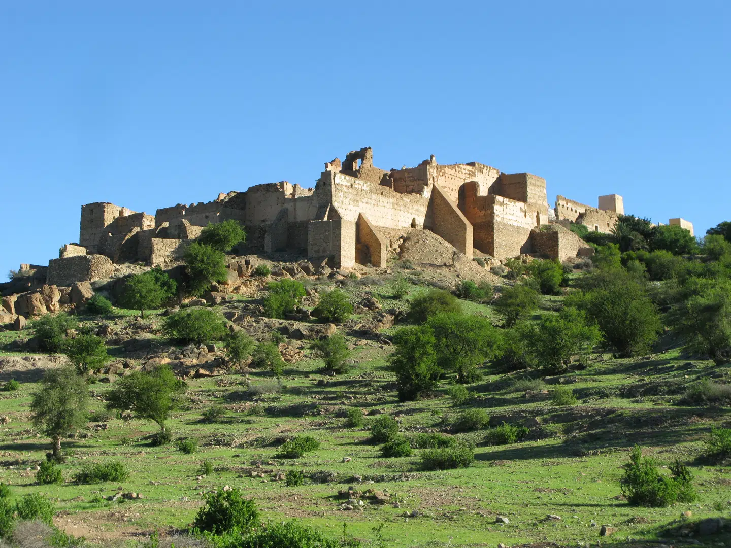 Den gamle fæstning i Tiout ligger smukt på toppen af et lille bjerg.