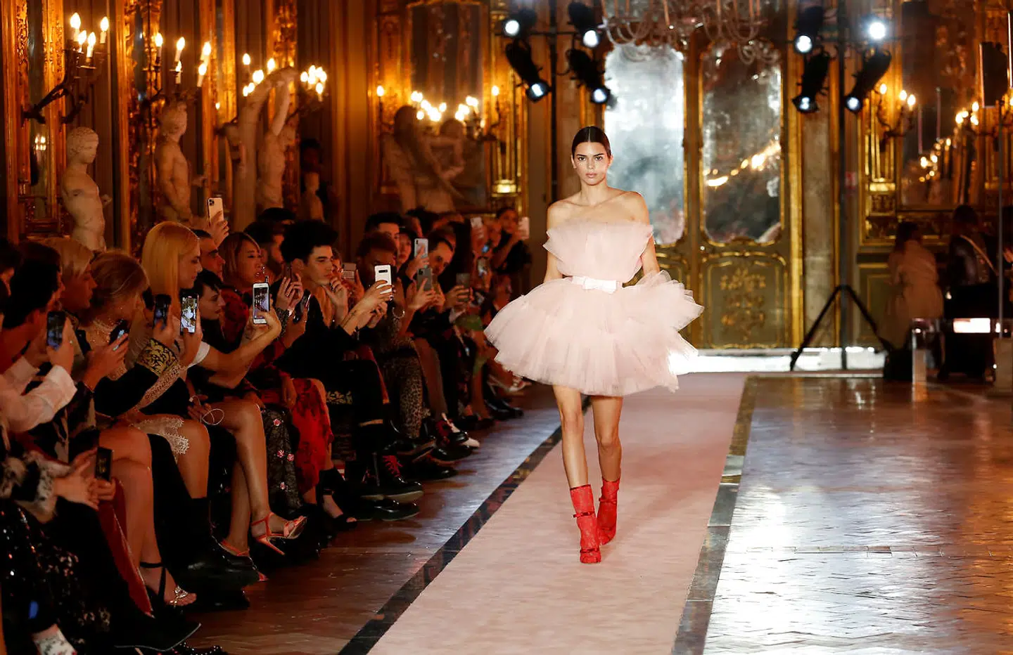 H&M kommer med årsregnskab for et skævt regnskabsår. Virksomheden er stor på fastfashion, men har også samarbejdet med eksklusive designere som Giambattista Valli, der sammen med H&M har designet den kjole, som den amerikanske model Kendall Jenner her bærer under et modeshow afholdt i Rom i oktober.